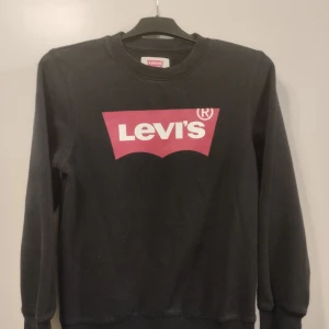 Levis Tröja - Barn - Storlek 152 - - Levis tjocktröja storek 152 Använd - men hel och ren :)