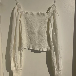 Vit blus - Kan bäras både som off the shoulder och på axlarna. Aldrig använd 
