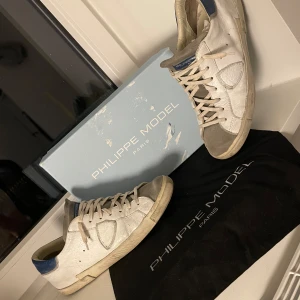 Philippe modell  - Säljer nu dessa Philippe modell skor i stl 43, använda men i bra skick(7-8/10) skorna har tappat lite färg som man kan se på sista bilden men det går att fixa hos en skomakare. Dustbag och box medföljer, skriv gärna om ni har några funderingar mvh