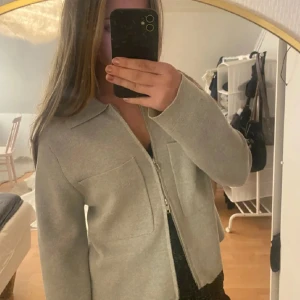 Åhléns kofta - Jättefin kosta från Åhléns. Storlek L men jag har vanligtvis S och den sitter bra på mig i storleken, de 2 första bilderna är lånade så man ska se hur den ser ut på, min är precis likadan fast svart💗