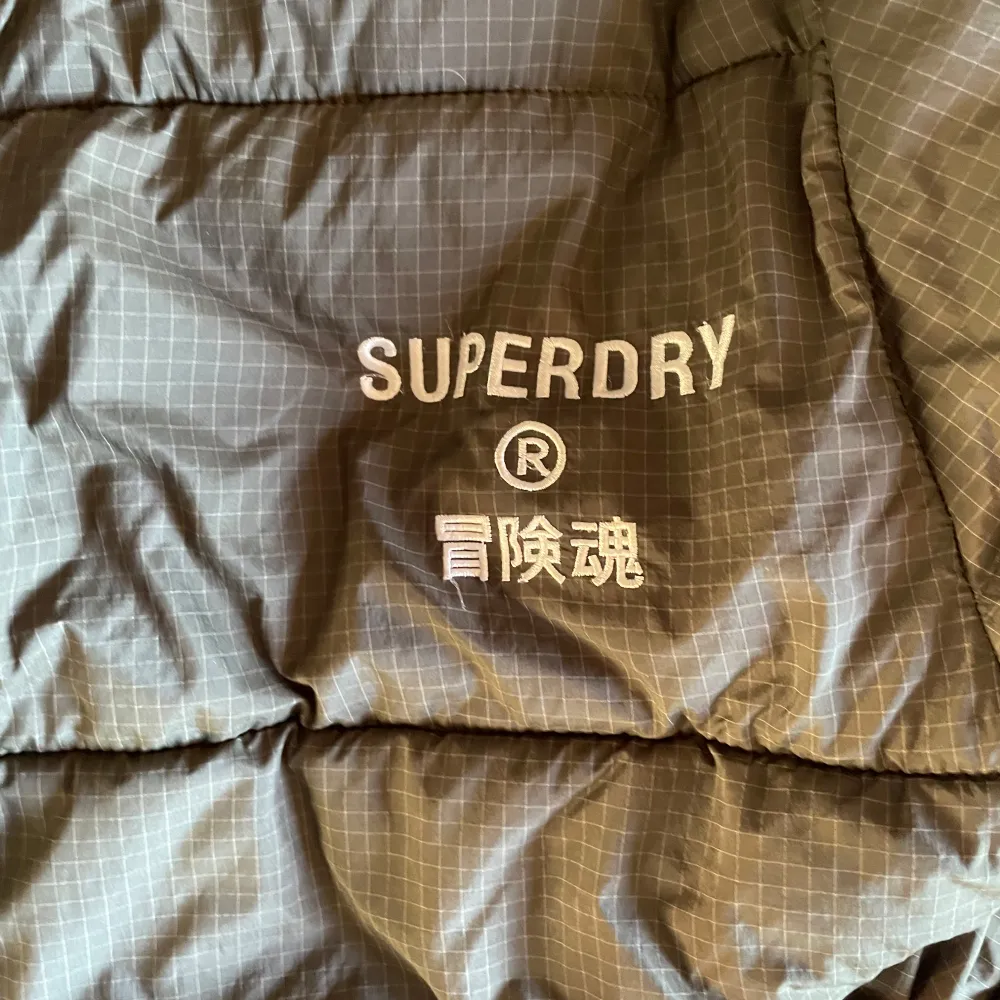 Mörkgrön vinterjacka från Superdry I storlek M. Perfekt nu när det blir kallare ute.Jackan är i mycket fint skick.. Jackor.