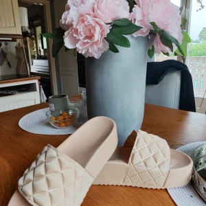 Sandaler - Stl 38 normal Stl  Är i fint skick