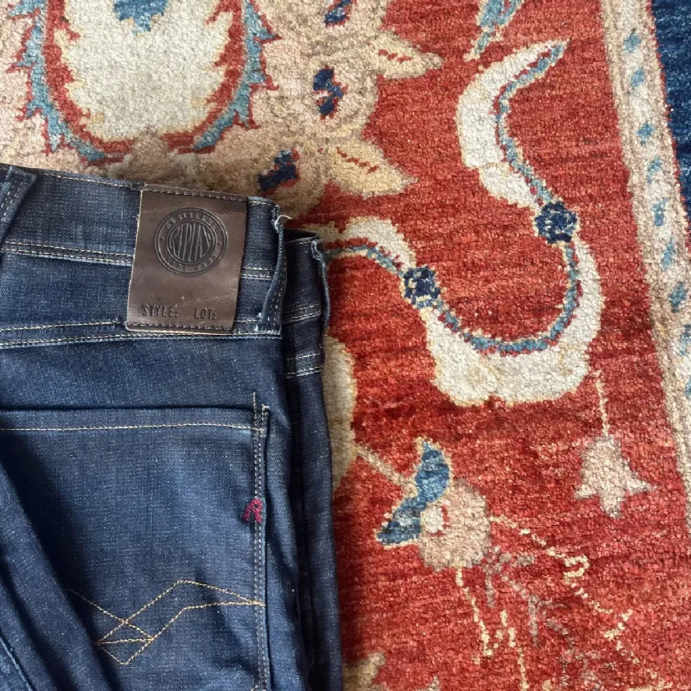 Replay Anbass jeans slim fit modell i en fin mörkblå färg 28/32. Jeans & Byxor.