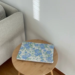 Datorfodral - Handgjort datorfodral som passar 13 tum laptops💙 kolla in min instagram för o se mer av det jag sytt 🥰 @madeeby.lilo Går att tvätta med stängd dragkedja i handtvättsprogrammet 🥰