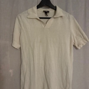 Polo/T-shirt  - En fin polo/T-shirt i linne/bomull från HM i bra skick
