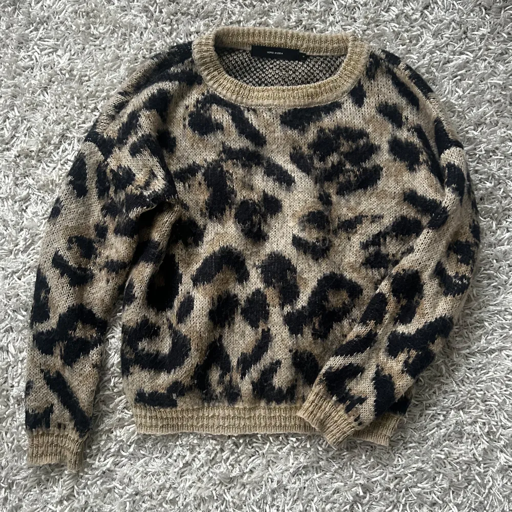 Stickad leopardtröja med guld detaljer från vero Moda i storlek M. Jag är Xs för referens, så passar även s och xs. Köp sker via köp nu, . Tröjor & Koftor.