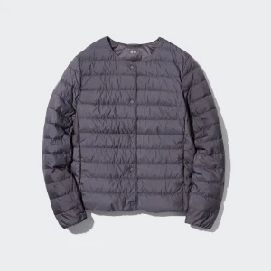 Uniqlo dunjacka - Säljer min jättefina tunna dunjacka ifrån Uniqlo!  Grå/blå/lila färg Perfekt som höst/vårjacka eller att ha under en kappa i vinter!! Går att trycka ihop så att den blir jätteliten (ca 1 kubikdm) så den är perfekt att ha i väskan eller när man reser!