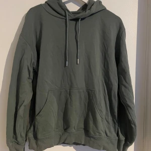 Mörkgrön hoodie - Är i väldigt bra skick  Inga felaktigheter på plagget 