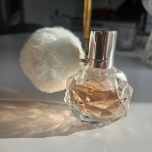 Parfym från ariana grande "Ari" - Parfym från Ariana Grande, 30 ml från början bedöm bilderna för mängd kvar! Luktar jättegott men använder andra mer:)