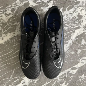 Nike Phantom GX - Sjukt snygga Nike Phantom GX i färgen blå och svart. De är använda men i bra skick. Nypris på dessa ligger runt 1400 kr. Finns möjlighet att ändra lite på priset. Vid några frågor eller funderingar så hör gärna av dig.  Mvh Stockholm Wardrobe 😄