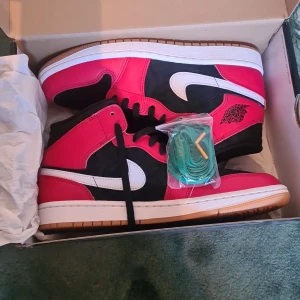 Jordan 1 mid Christmas Edition - Jordan 1 mid Christmas Edition i storlek 42, skorna är oanvända och i perfekt skick. Jag har inte använt skorna p.g.a jag använder andra skor och jag glömde därför bort att jag hade skorna.  Pris på skorna kan diskuteras