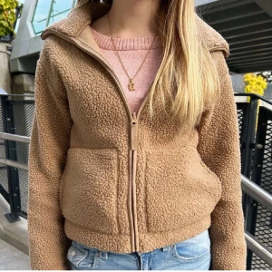 Trendig teddyjacka🤩 - Säljer min trendiga teddyjacka från HM, använd endast en gång, inga fläckar eller liknande så ser helt oanvänd ut☺️ lånad bild, vid intresse så har jag egna bilder om man vill se❣️