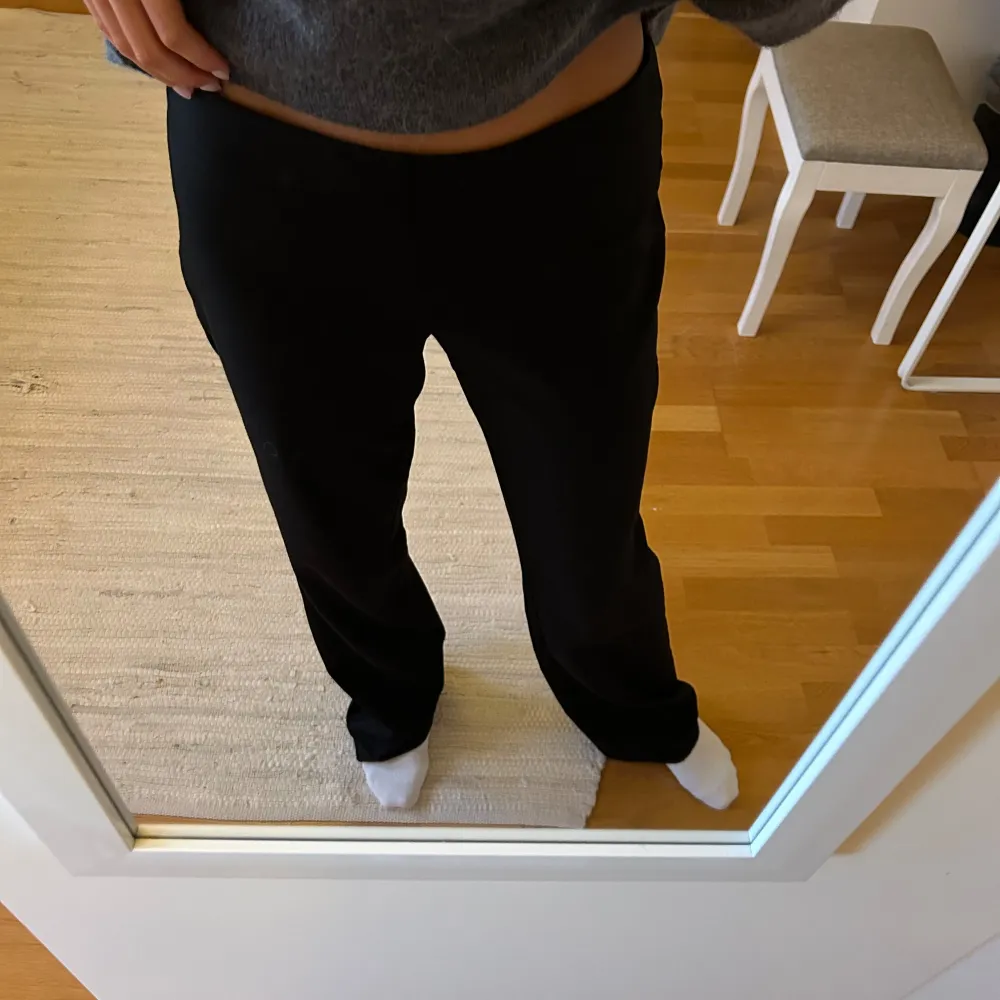 säljer dessa supersnygga kostymbyxor ifrån NAKD! dom är i nyskick och lågmidjade🩷liknar alohba labels kostymbyxor . Jeans & Byxor.