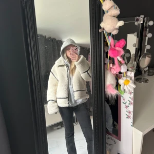 Vinterjacka - Jacka från zara, använd nästan bara 5 gånger för köpte den i slutet av förra vintern och nu har jag köpt en ny. Super fin och köpt för 1200kr