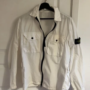 Stine island overshirt - Stone island overshirt som är riktigt snygg som passar med allt skick på den 9/10. Storlek M passar L