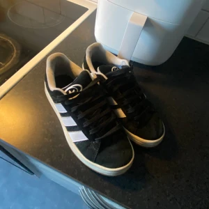 adidas campus - använda typ 6gånger, För tydligare bilder skriv, pris kan diskuteras! säljer för att jag har bytt stil Kan behöva putsats lite annars är det jättebea skick