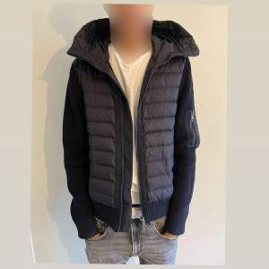 Säljer denna asfeta moncler cardigan. Som är perfekt nu för hösten och vintern. Jackan är äkta! Har tyvärr inga äktahetsbevis. Storlek är M.  Jackan är mörkblå, som inte syns så tydligt på bilden. Skriv ifall du har funderingar Gabriel 