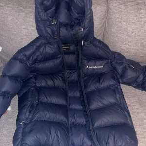 Peak performance jacka - Inge fel förutom 2 små brännmärken som man knappt ser. Storlek M passar S också 