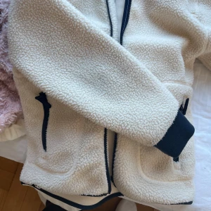 Skitsnygg teddyjacka!! - As gosig och mysig, men säljer då den är för för kort i ärmarna på mig❤️❤️