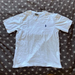 Ralph Lauren T-Shirt - Snygg Ralph Lauren T-Shirt i nyskick storlek S. 