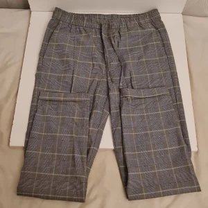 H&M Smarta Byxor Med Midjeresår - Märke: H&M  Strl: S (Slim fit)  Detaljer: Midjeresår  Nypris: 300 kr  