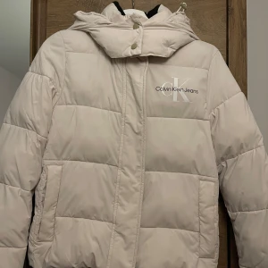 Vinterjacka  - Fåtal gånger använd, från märket Calvin Klein 