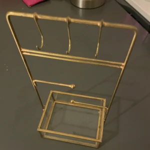 Smyckeshållare  - Smyckeshållare från urban outfiters. Väldigt fin, köpte den för typ två år sen men den är fortfarande i bra skick.