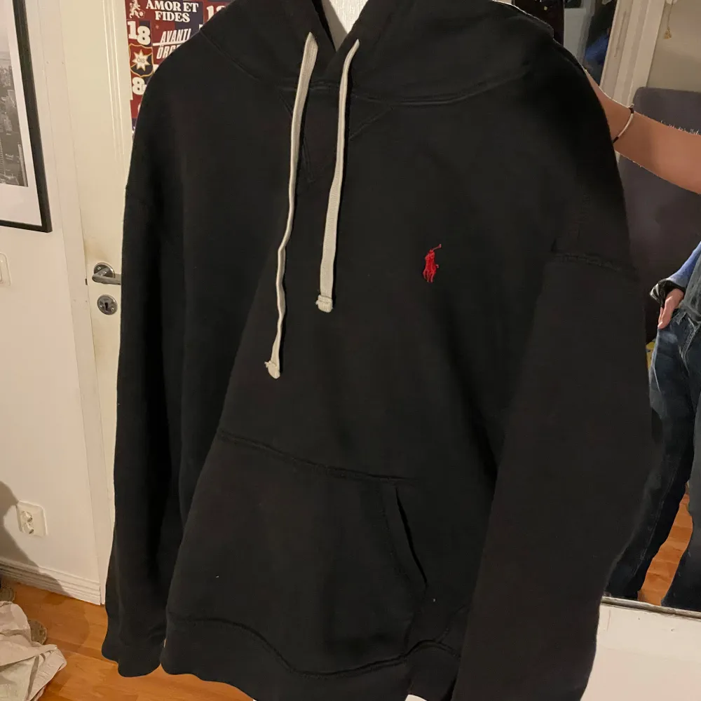 Säljer en snygg hoodie från Ralph Lauren. Nypris på denna är runt 1600kr, mitt pris är 749kr. Hoodien säljs då den har blivit för liten för mig. Skick 8/10 Skriv vid minsta lilla fråga ! Pris inte hugget i sten!. Hoodies.