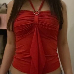 Röd topp  - Superfin topp i rött! Perfekt till jul osv ❤️❤️ lånade bilder 