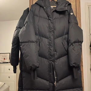 Helt ny vinterjacka  - Säljer min oanvända vinterjacka från Röhnisch 