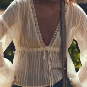 Nu blus zara - Helt ny blus från zara. Strl L men väldigt liten i strl så skulle säga att den sitter mer som en Xs/S. 