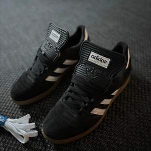 Säljer ett par snygga svarta Adidas sneakers Busenitz Shoes - EU 43 1/3. Skorna har en gummisula som ger bra grepp och är perfekta för både vardag och träning. De kommer med extra vita skosnören. Knappt använda!