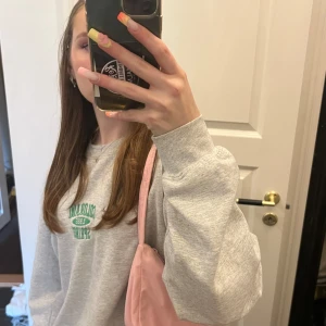 Rosa axelväska - Säljer en söt rosa axelväska i syntetmaterial. Perfekt för vardagsbruk med en enkel och stilren design. Väskan har en bekväm axelrem och är lätt att matcha med olika outfits. Får plats en massa i väskan, mer än va man tror!😍