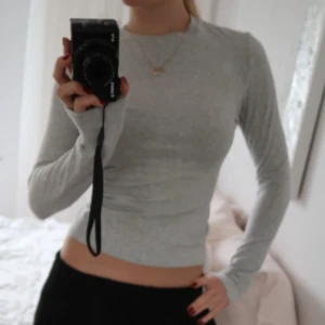 Skims tröja - Långärmad skims tröja. Köpt på hemsidan. Använd 1 gång. Fint skick. Storlek M, men är tight i storleken. Så passar en S bättre💗