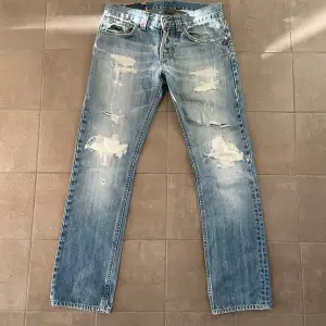 Tja jag säljer ett par galet feta dondup jeans, dem har sjuka fades men dem är hela på insidan. Hör av er om ni har frågor ✌️