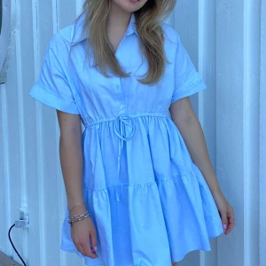 Blå klänning från zara - Så söt klänning från zara. Fint skick🩵