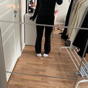 Kostymbyxor - Säljer ett par super sköna och snygga högmidjade kostymbyxor från bikbok!💗