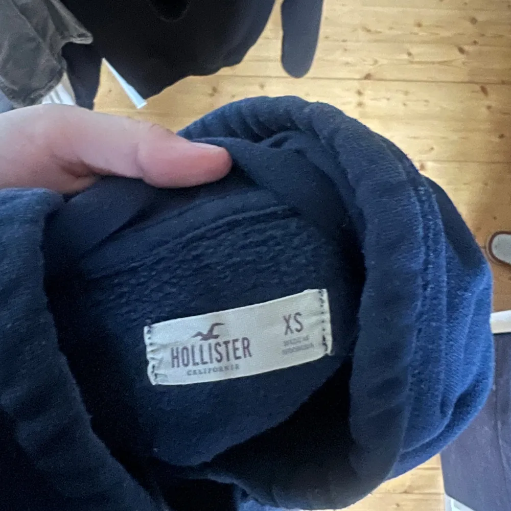 Superfin hoodie från hollister storlek xs. . Hoodies.