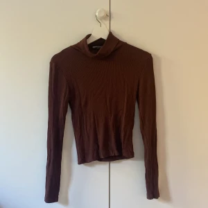 Tröja med polokrage  - Tröja från New Yorker, använts en del men är i bra skick.