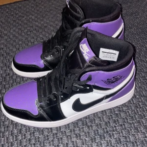 Jordans 1 high  - Säljer mina Jordans 1 high retro purple köpte dom för 4000kr men de inte min still längre, säljer dom sä bilgt för vill bli av me dom 