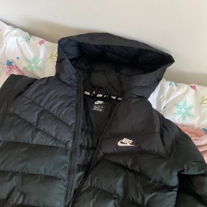 Nike jacka  - En Nike jacka, som har använts väldigt mycket, den har en liten repa på ryggen. Storlek XL, 158-170 cm. Jag är 173 och den är lite för kort för mig, säljer för ett väldigt bra pris, tryck kööppp Nuu. Skriv vid funderingar💞 