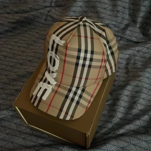 Burberry keps  - Säljer denna fina burberry keps i storlek M. Helt ny