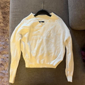 Stickad tröja  - Superfin vit stickad tröja från bikbok i stl XS, perfekt nu till hösten/vintern💕💕