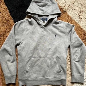 Polo hoodie  - En riktigt skön Ralph lauren hoodie i storlek 18-20 eller XS🍾passar till allt ungefär💥 riktigt stilren och mysig Hör av dig vid minsta fundering 🙌👌