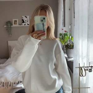 Vit långärmad tröja Gina Tricot  - Säljer en vit, varm tröja i storlek M (men sitter även bra med S)💗används väl ett fåtal gånger, pris kan diskuteras såklart💗 tvättar alltid klädesplagget innan frakten❤️