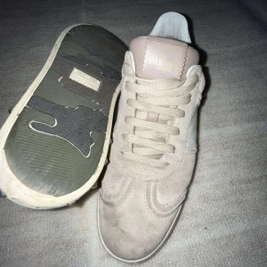 Valentino Flycrew - Tjena, säljer nu mina Valentino Flycrew.  10/10 stick inga skador. Inget og tillkommer. Om du har en fråga är det bara att skicka i pm! 