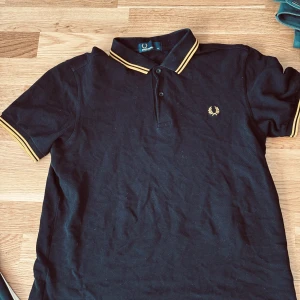 Piké fred Perry  - Pikétröja från fred Perry. Skick 9/10 Inga defekter, perfekt skick egentligen, men har varit med ett tag så därför bara en 9.