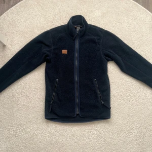 Fleecejacka  - Blå Fleecejacka från helly hansen i storlek xs. Nästan i nyskick.