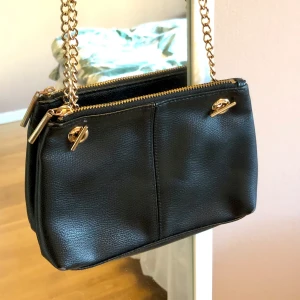 Svart handväska - Handväska med långt axelband, ett fack, i bra skick 💖