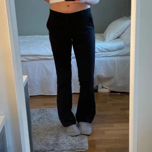 Kostymbyxor  - Säljer mina riktigt snygga kostymbyxor från Neo Noir. Säljer då det har blivit för korta i benen för mig, är ca 170 cm. De är i storlek xs men skulle säga att de passar s också. Nypris är 700 kr, de är i väldigt bra skick, inga defekter!!💗
